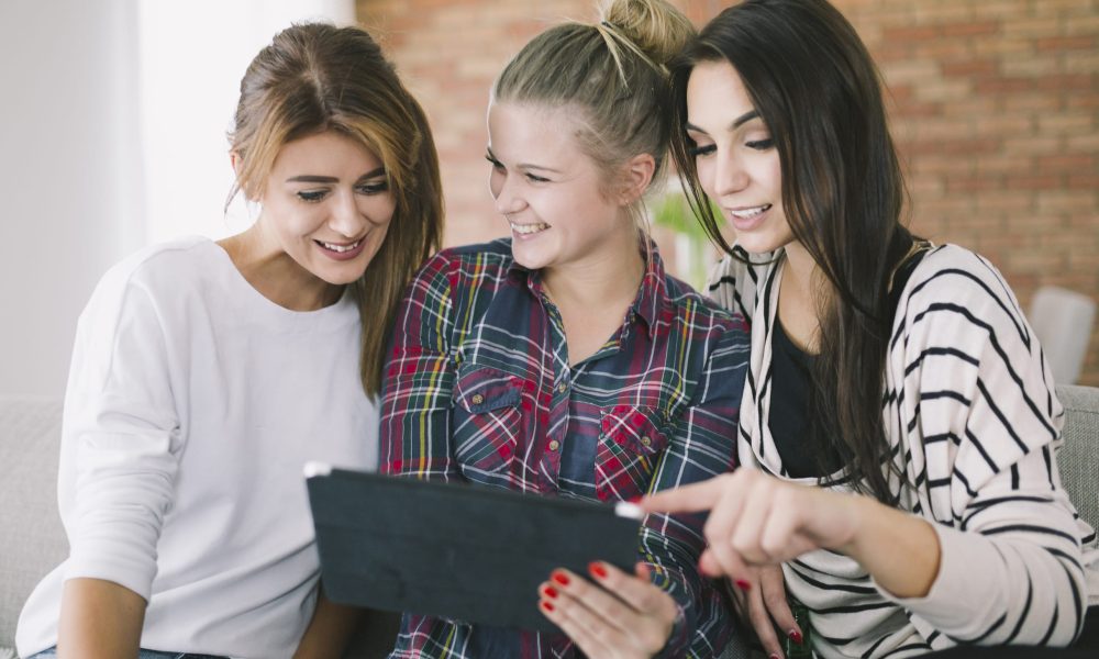 mujer joven empezando en un estudio webcam profesional